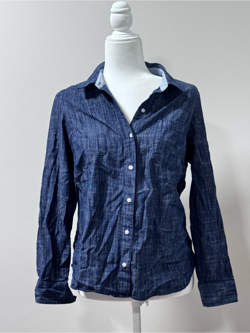 Tommy Hilfiger Women’s Blue Chambray Button-Down Shirt Roll-Tab Sleeves